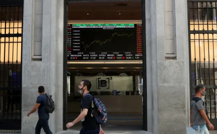 Bolsa sobe 0,99% e volta a superar os 160 mil pontos